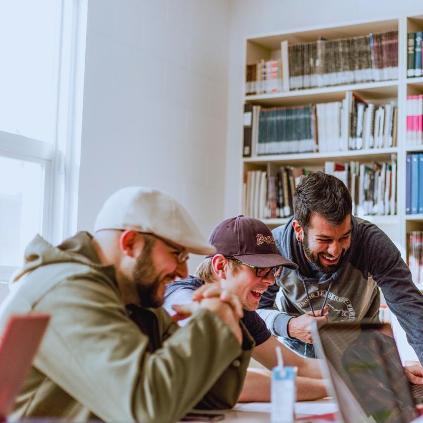 Un groupe de collègues enthousiastes.